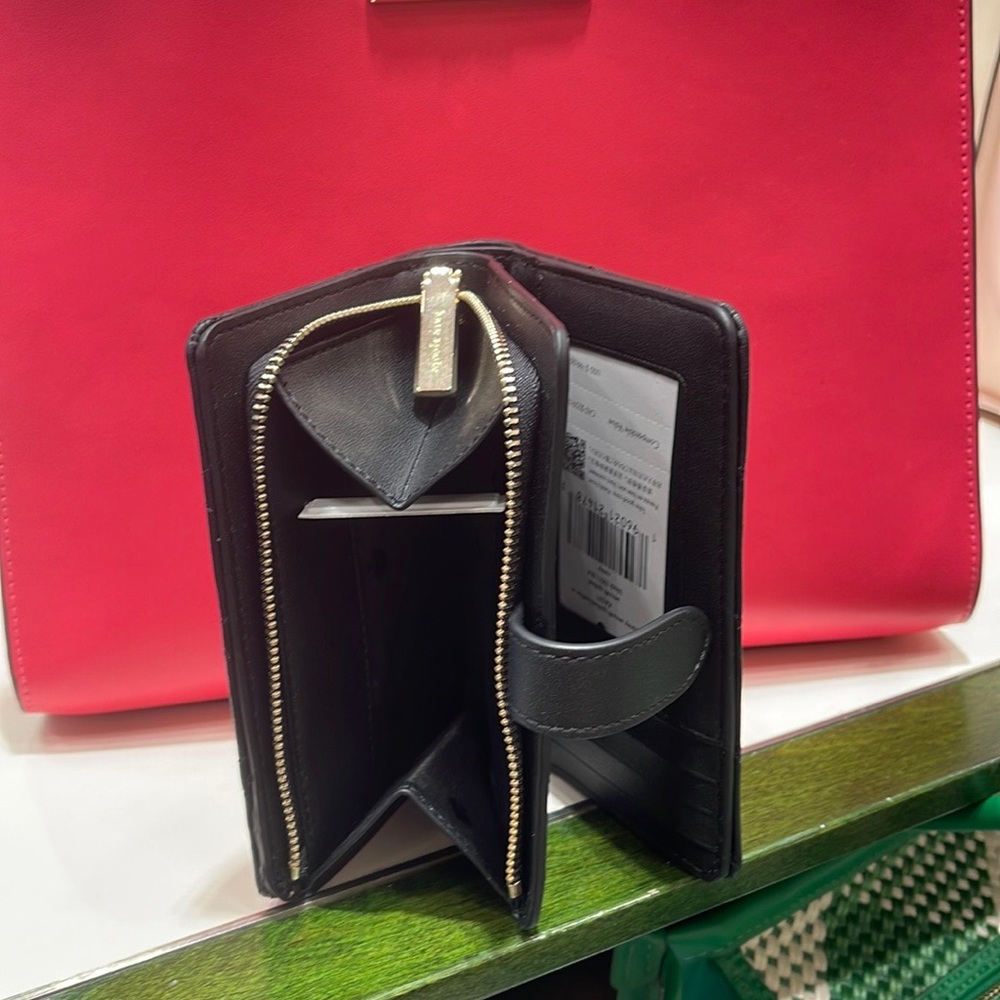 Kate Spade Carey Medium Compartment Bifold Wallet
COLOR: Black
NWT - Picture 14 of 16